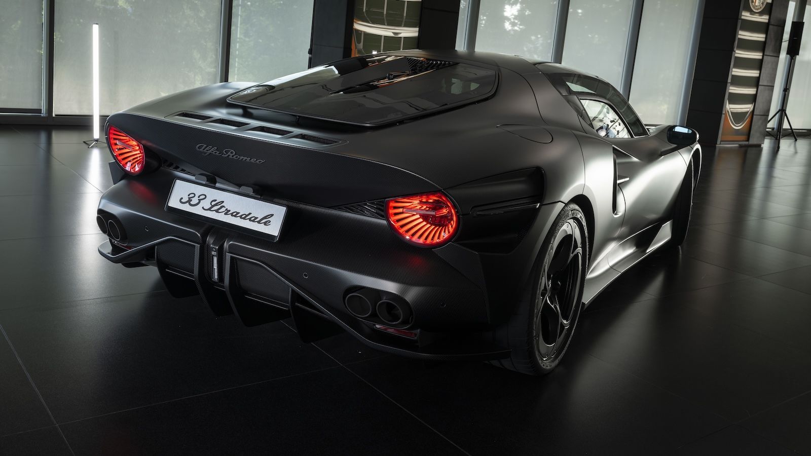 Alfa Romeo 33 Stradale Perla Nera: Μοναδική με carbon και 630+ ίππους